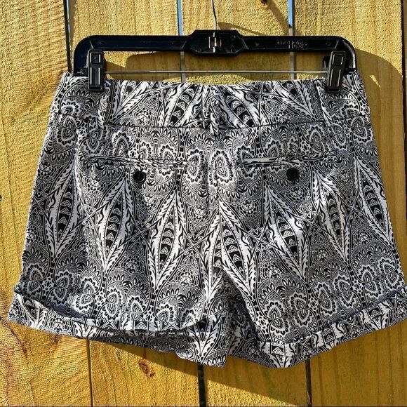 4 NEW YORK & COMPANY black and white shorts Guc - Picture 3 of 6